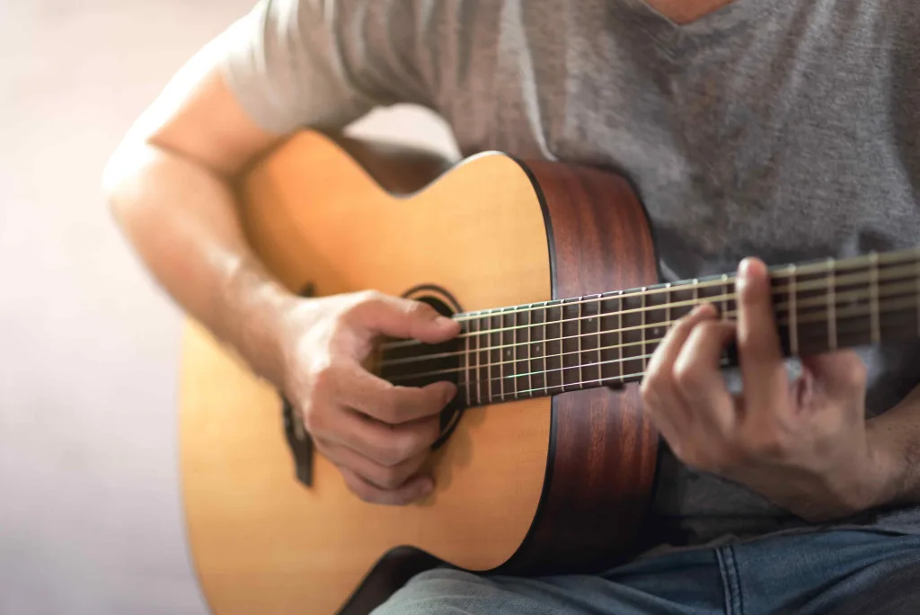 differences between a parlor guitar