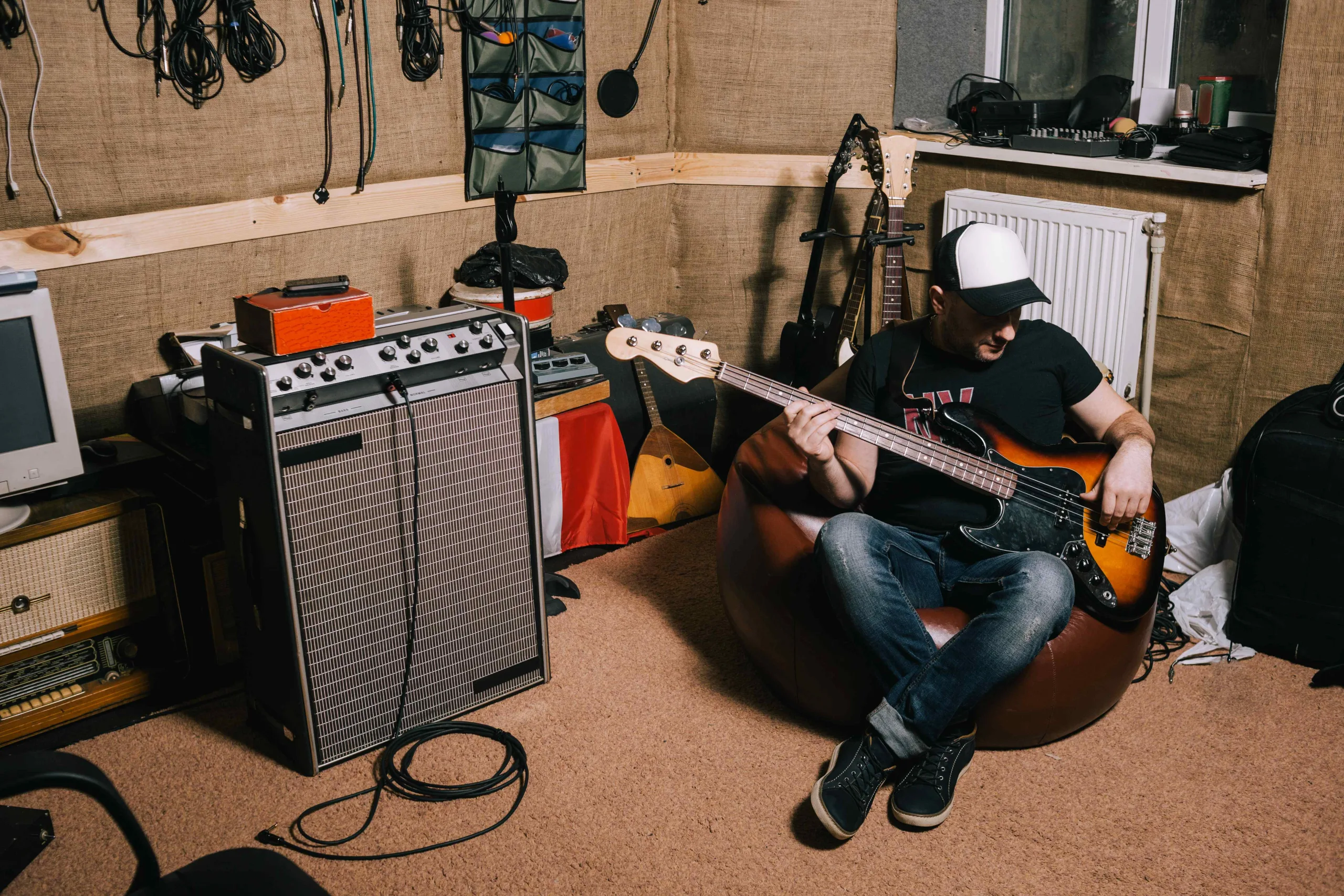 Playing An Electric Guitar Without An Amp